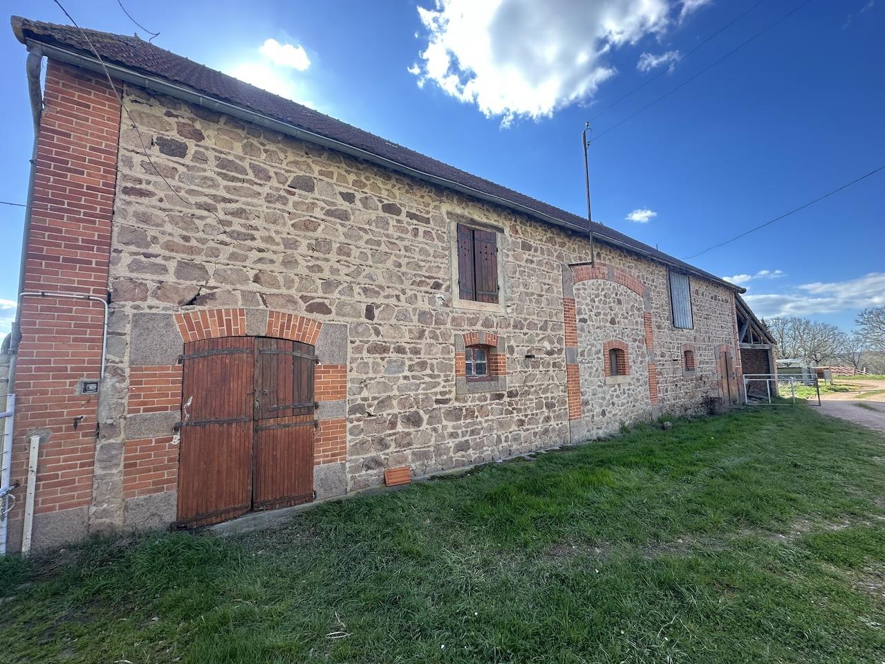Corps de ferme et dépendances. Belle situation calme avec vue dégagée.