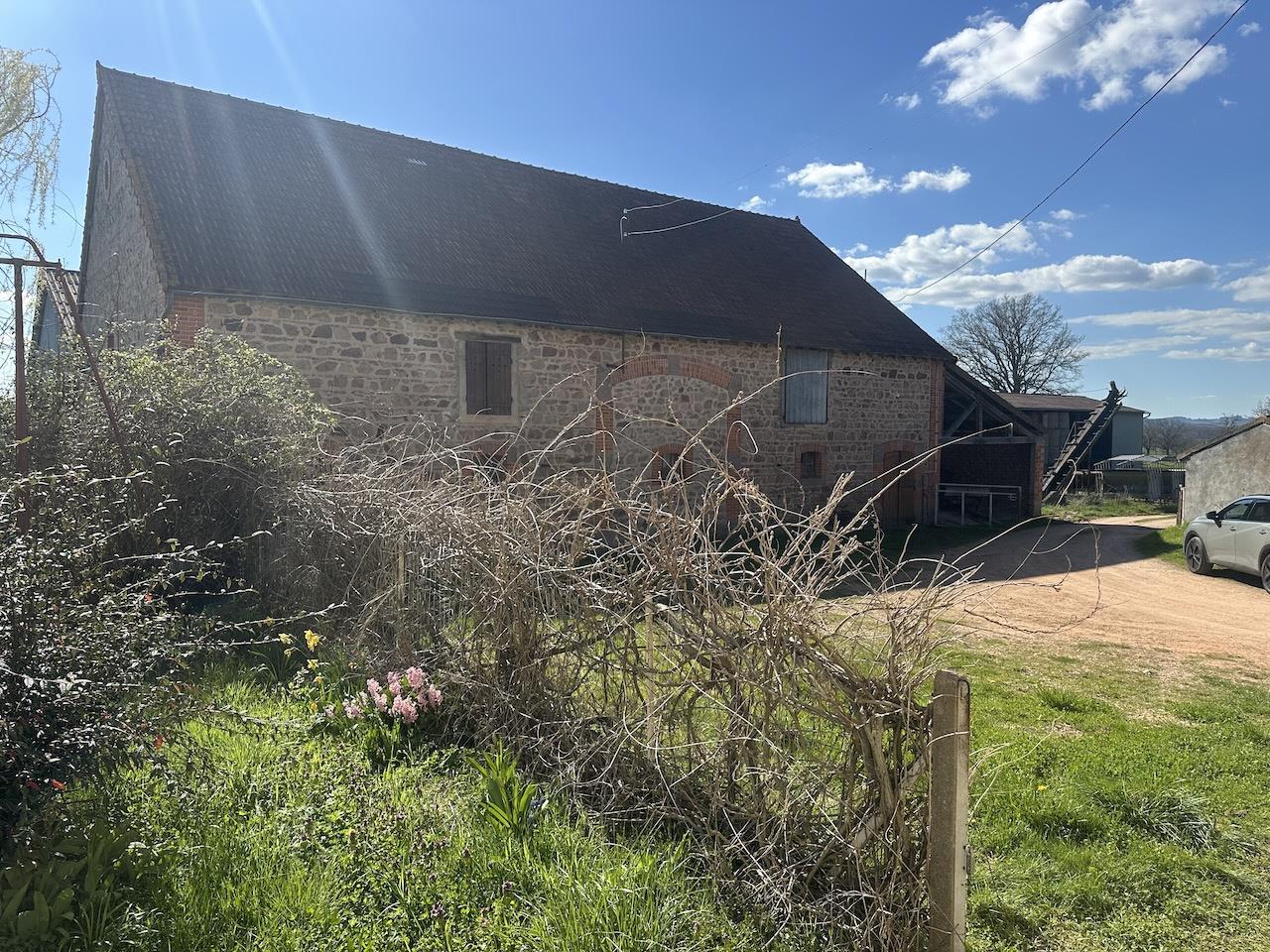 Corps de ferme et dépendances. Belle situation calme avec vue dégagée.