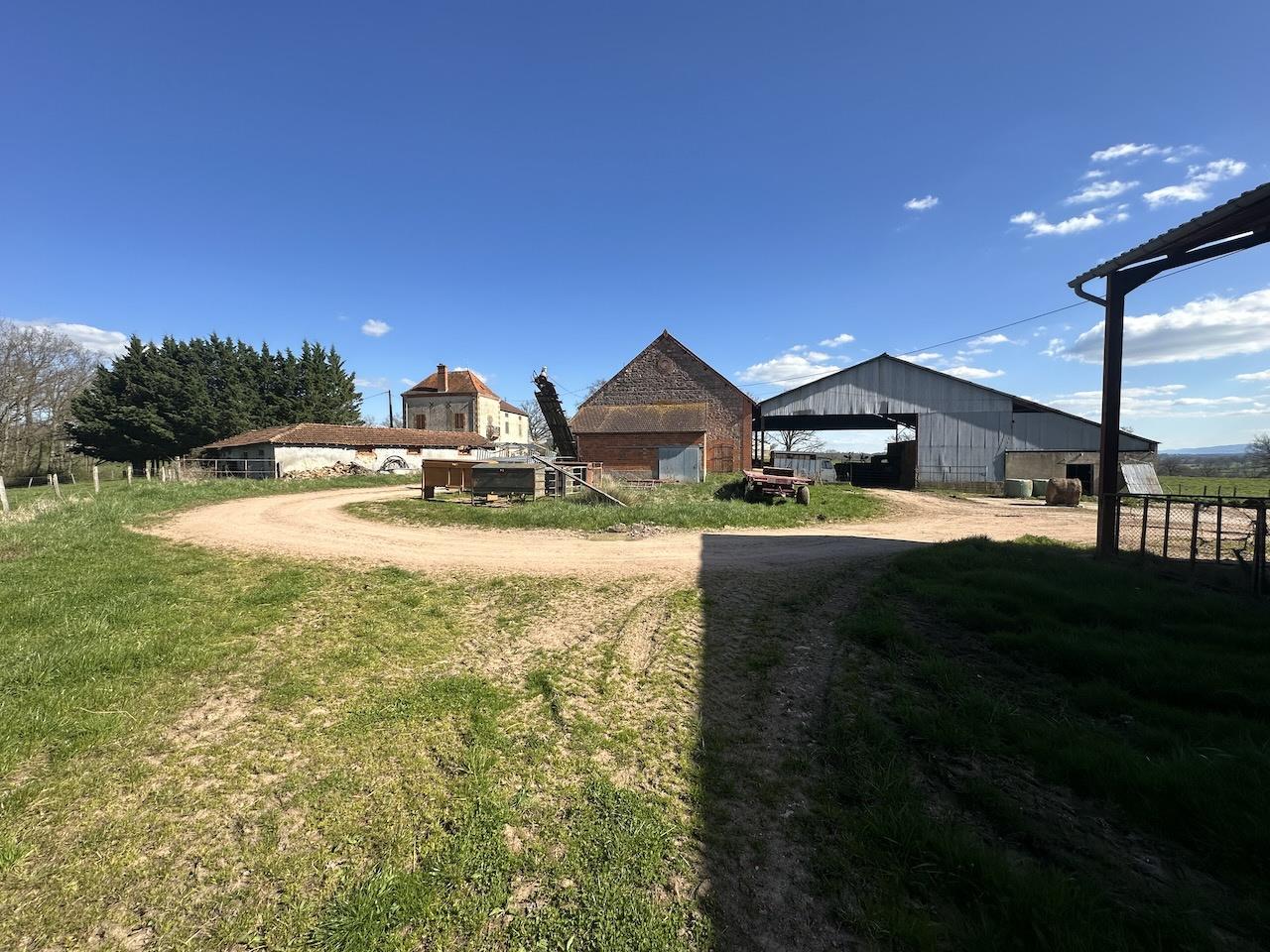 Corps de ferme et dépendances. Belle situation calme avec vue dégagée.