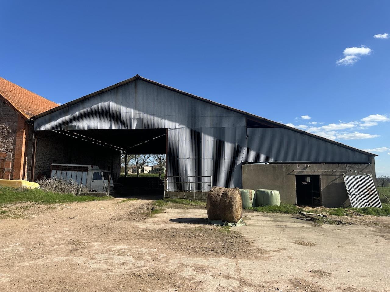 Corps de ferme et dépendances. Belle situation calme avec vue dégagée.