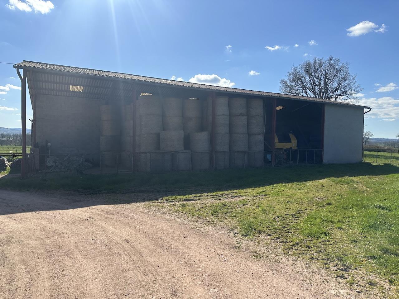Corps de ferme et dépendances. Belle situation calme avec vue dégagée.