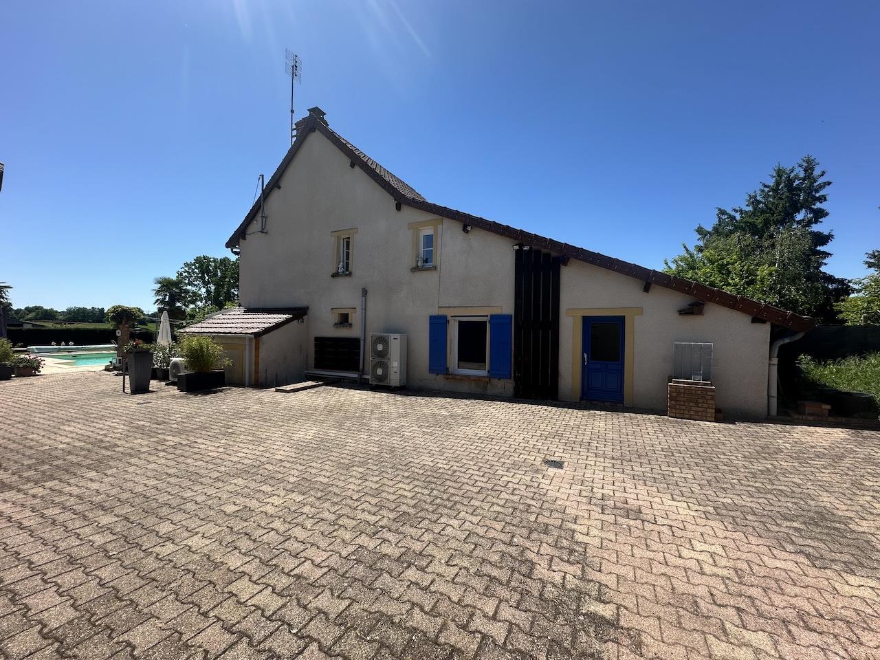 House with 107 m2 of living space. Good condition. Ideal holiday base.