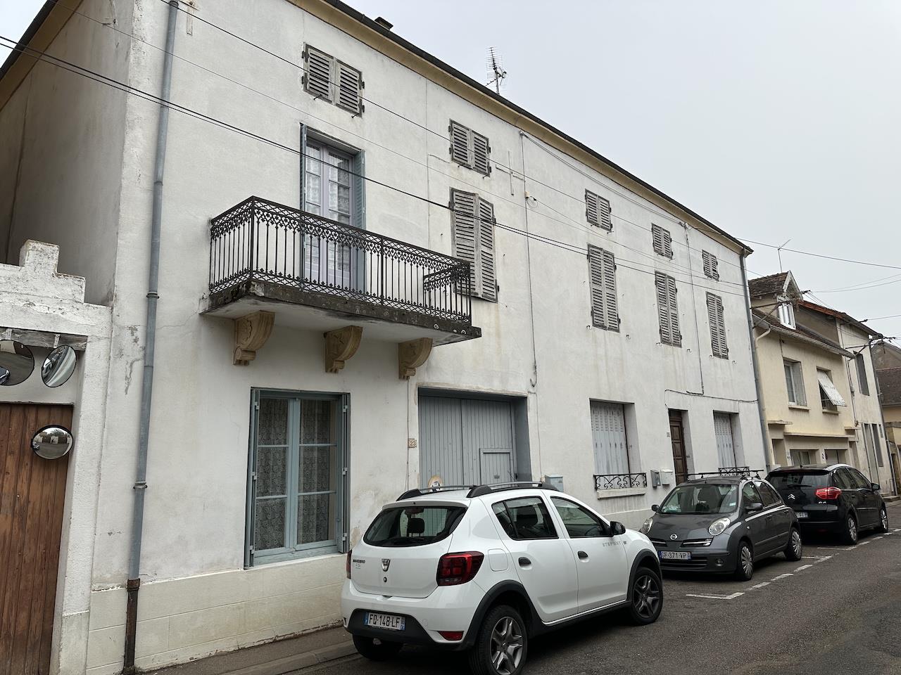 House of 240 m2 living space, close to shops and town center.