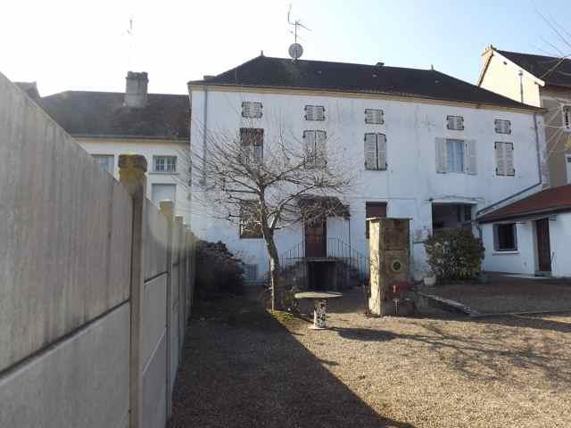 House of 240 m2 living space, close to shops and town center.