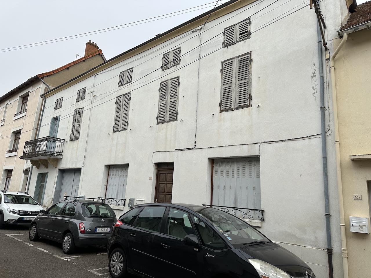 House of 240 m2 living space, close to shops and town center.