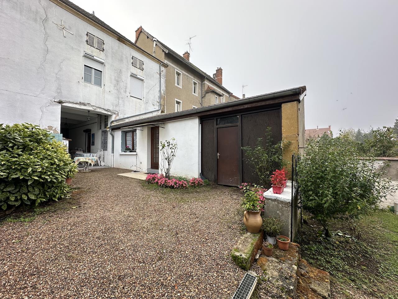 House of 240 m2 living space, close to shops and town center.
