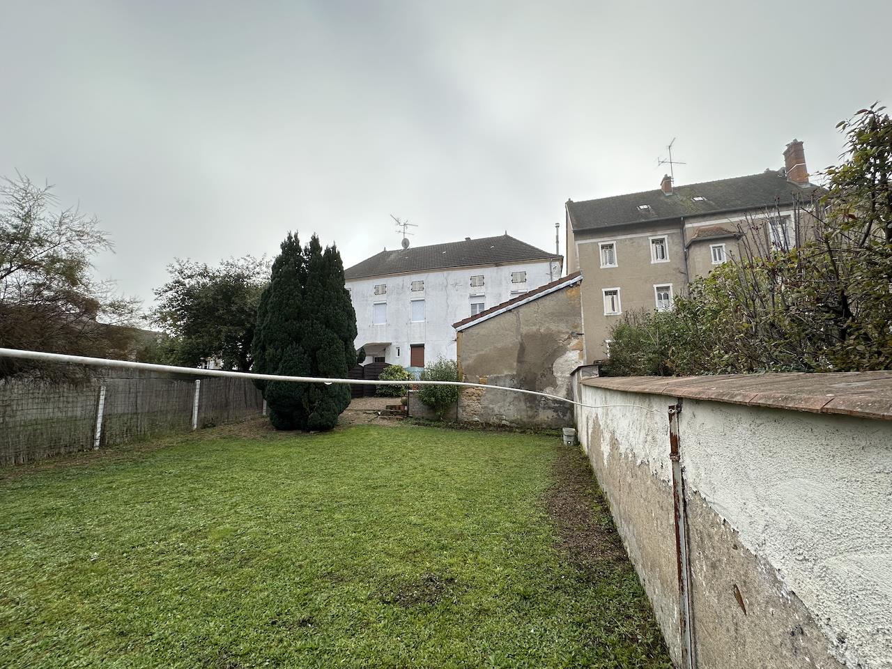 House of 240 m2 living space, close to shops and town center.