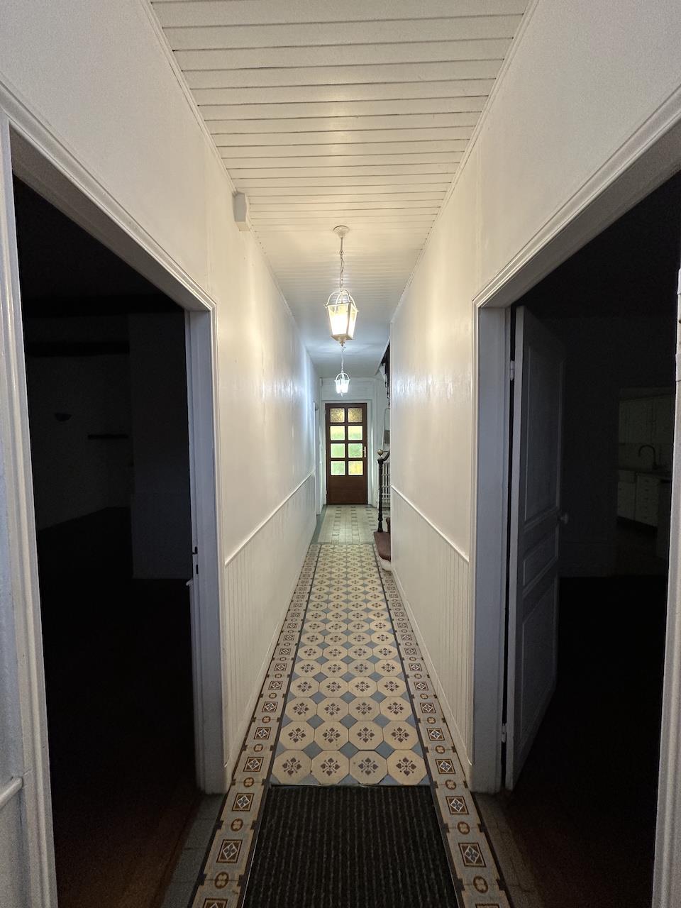 House of 240 m2 living space, close to shops and town center.