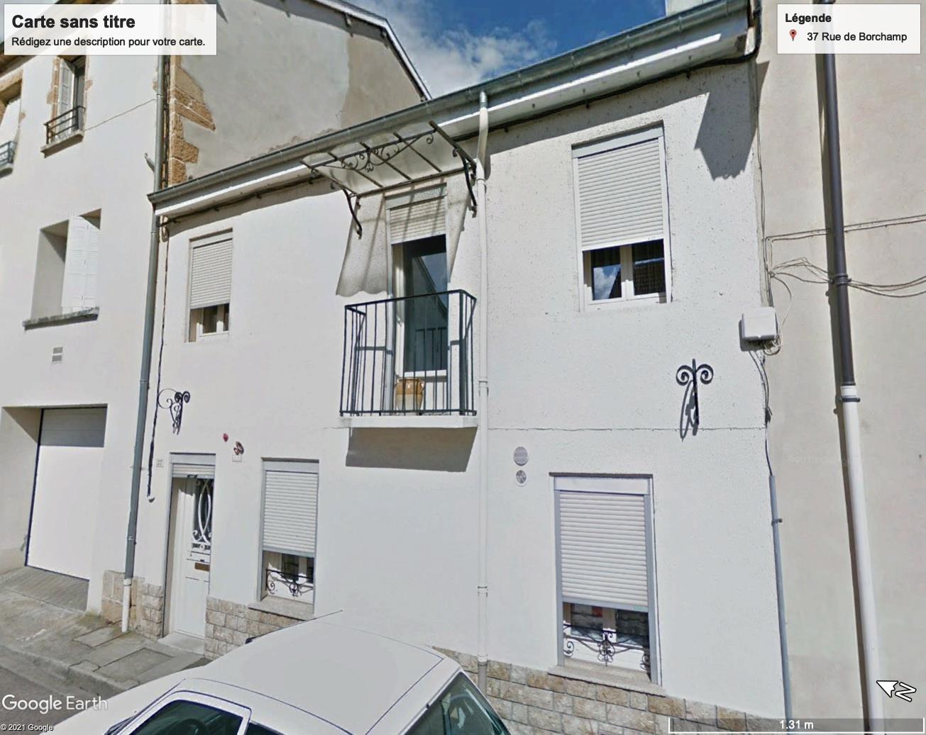 House 120 m2 living space, close to town center and shops. Good general condition.