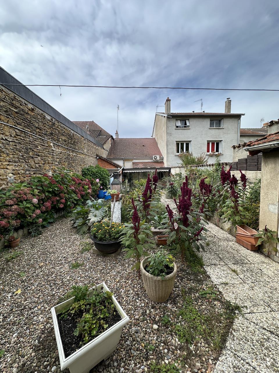 House 120 m2 living space, close to town center and shops. Good general condition.