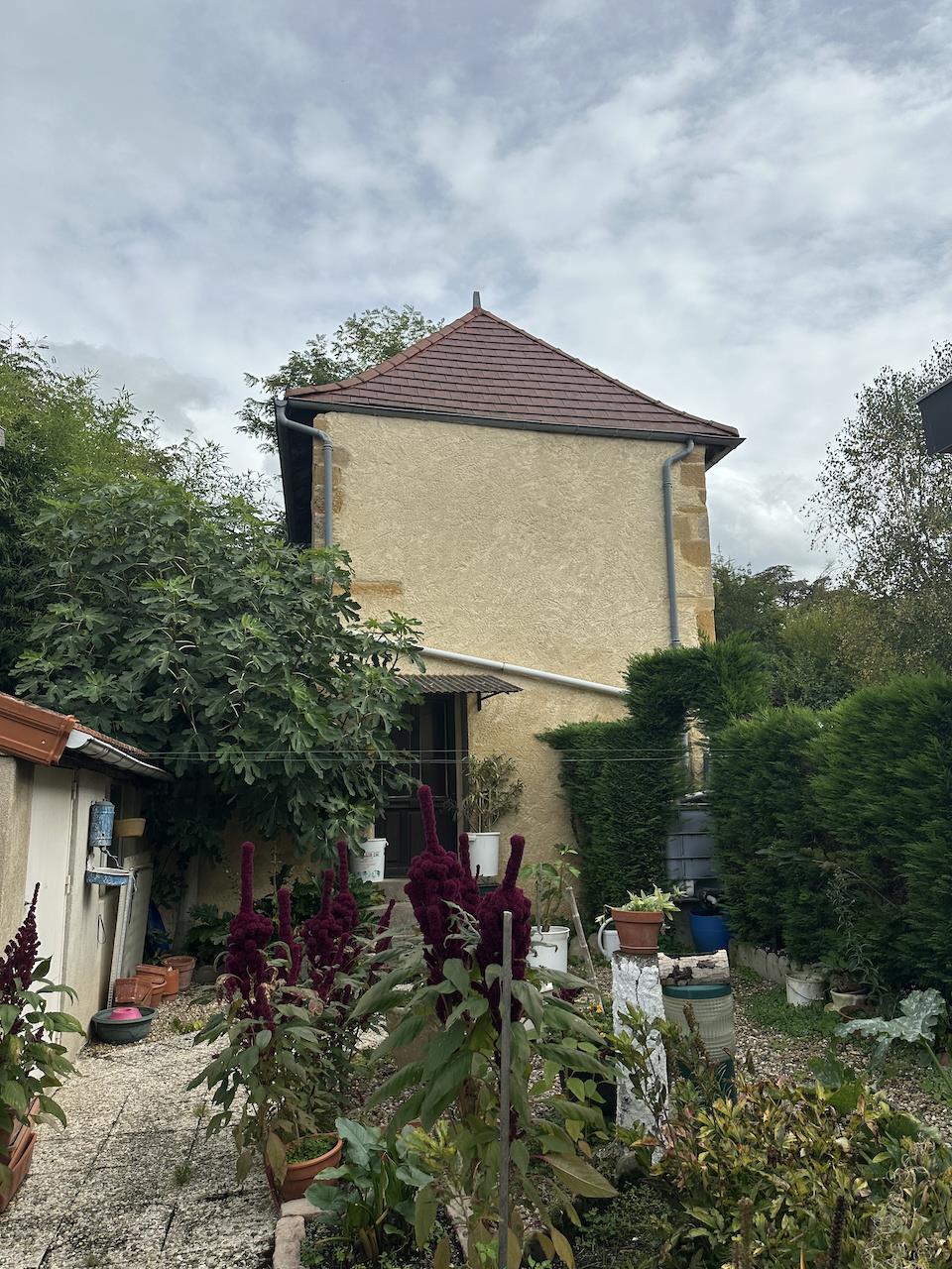 House 120 m2 living space, close to town center and shops. Good general condition.