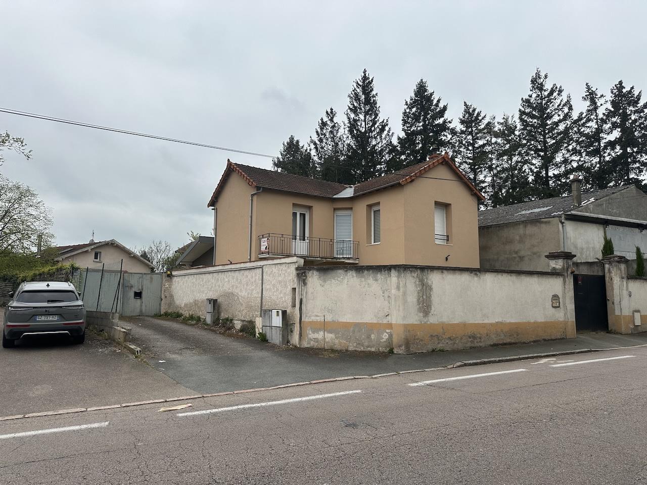 House Of 136M2 Living Area. Close To Amenities And Shops. Very Good Condition.