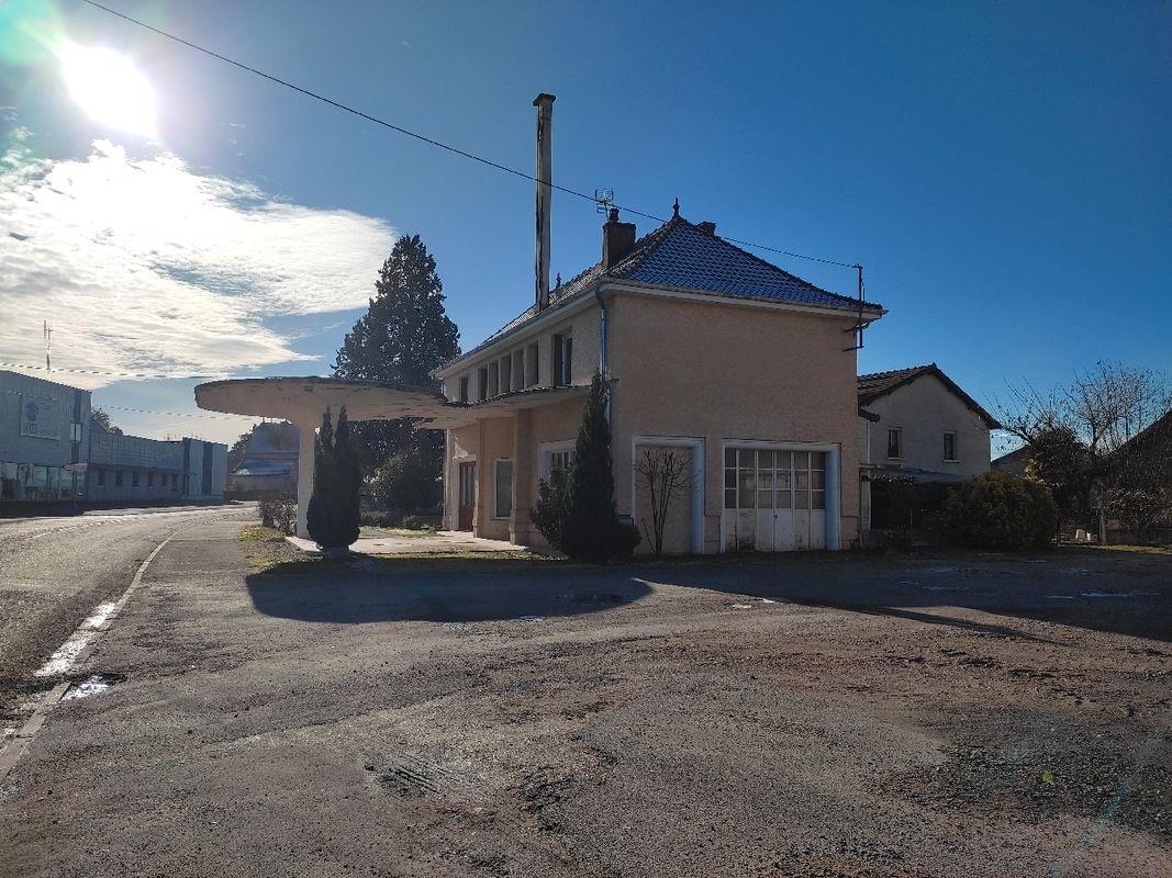 Old Vintage Gas Station, home near city center, ideal project.