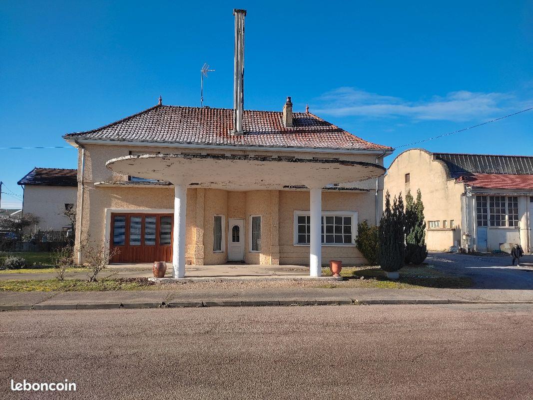 Old Vintage Gas Station, home near city center, ideal project.