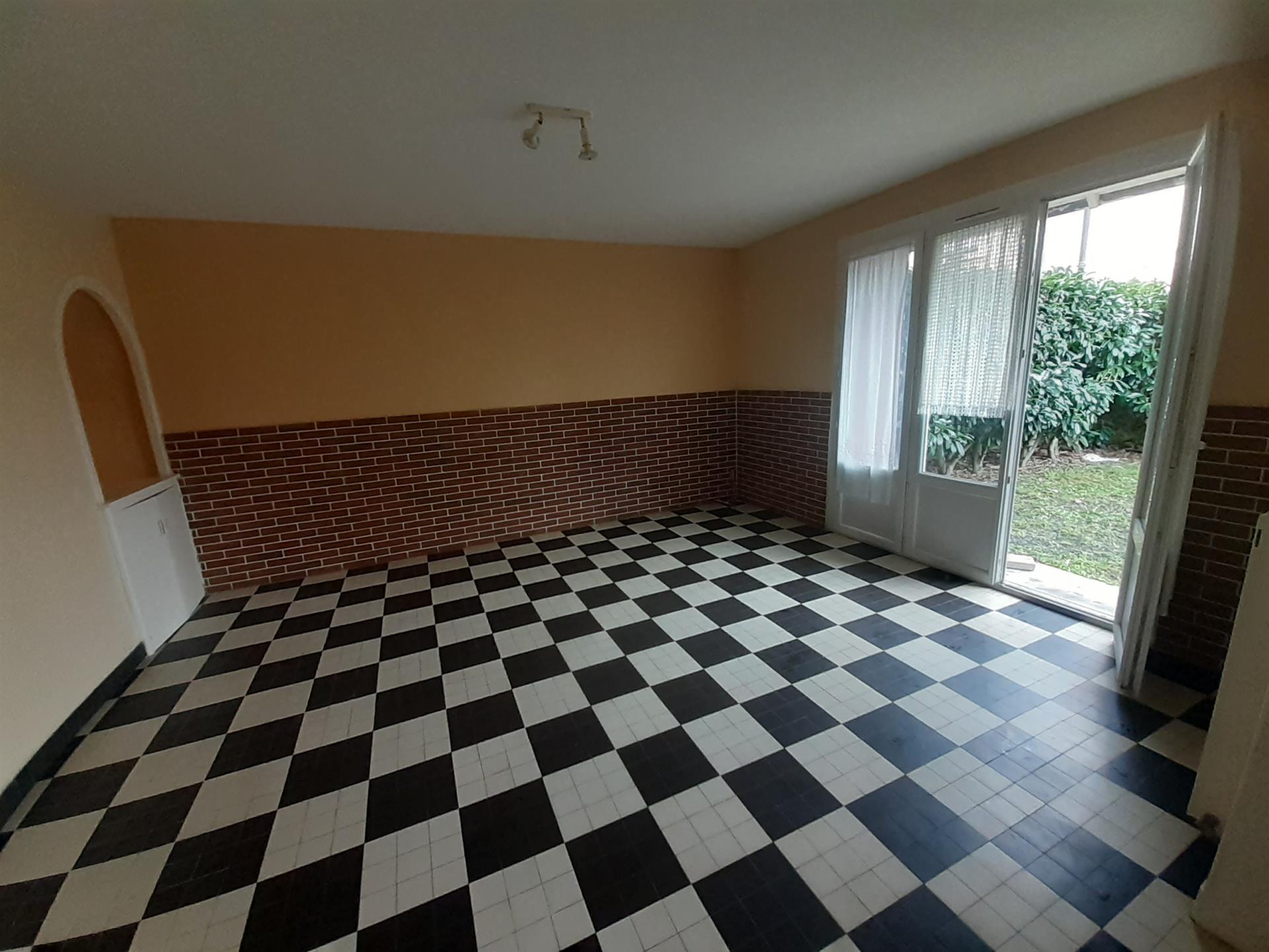 Old Vintage Gas Station, home near city center, ideal project.