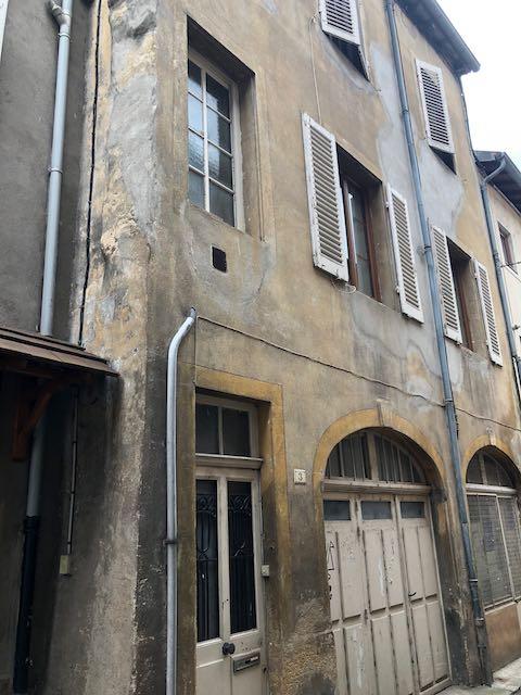 Edificio in affitto nel centro della città vicino ai negozi