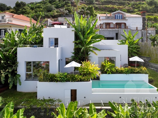Two Spectacular 1 and 2 Bedroom Villas With Sea View
