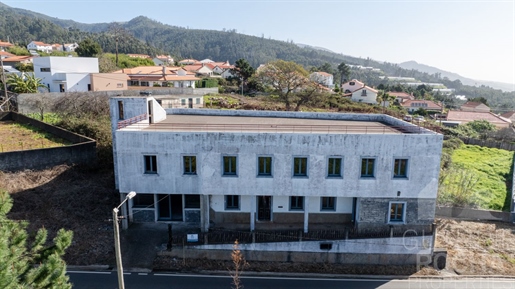 Large 3-storey building in the centre of Prazeres