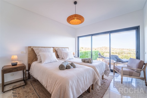 3 bedroom seafront villa in Monte Clérigo