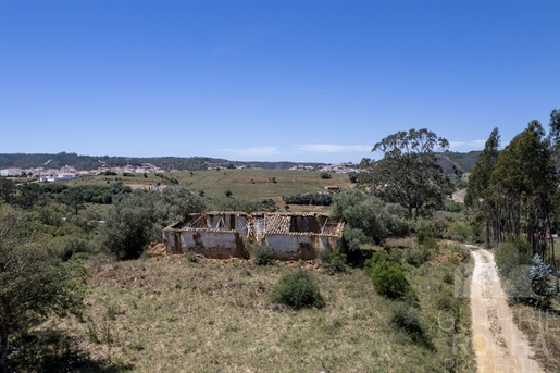 Small farm with ruin and 3 hectares of land near the city of Aljezur