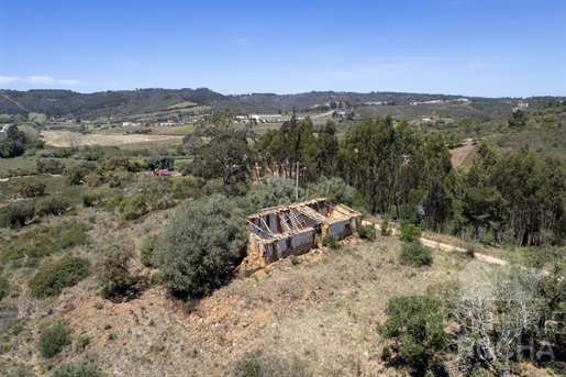 Small farm with ruin and 3 hectares of land near the city of Aljezur