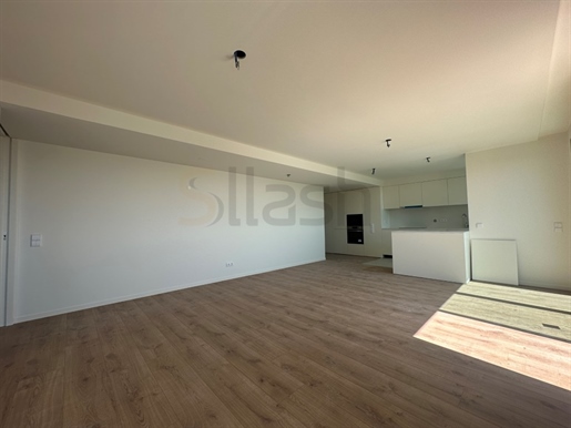 Fantastic T2 with balcony in gated community - Porto