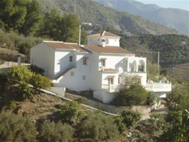 Andalusische Villa mit Meer- und Bergblick