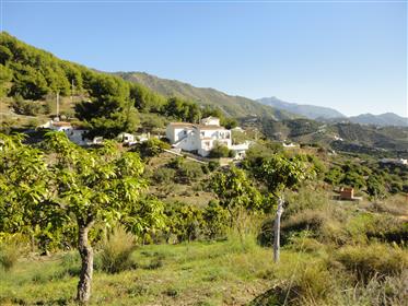Andalusisk villa sjö- och bergsutsikt