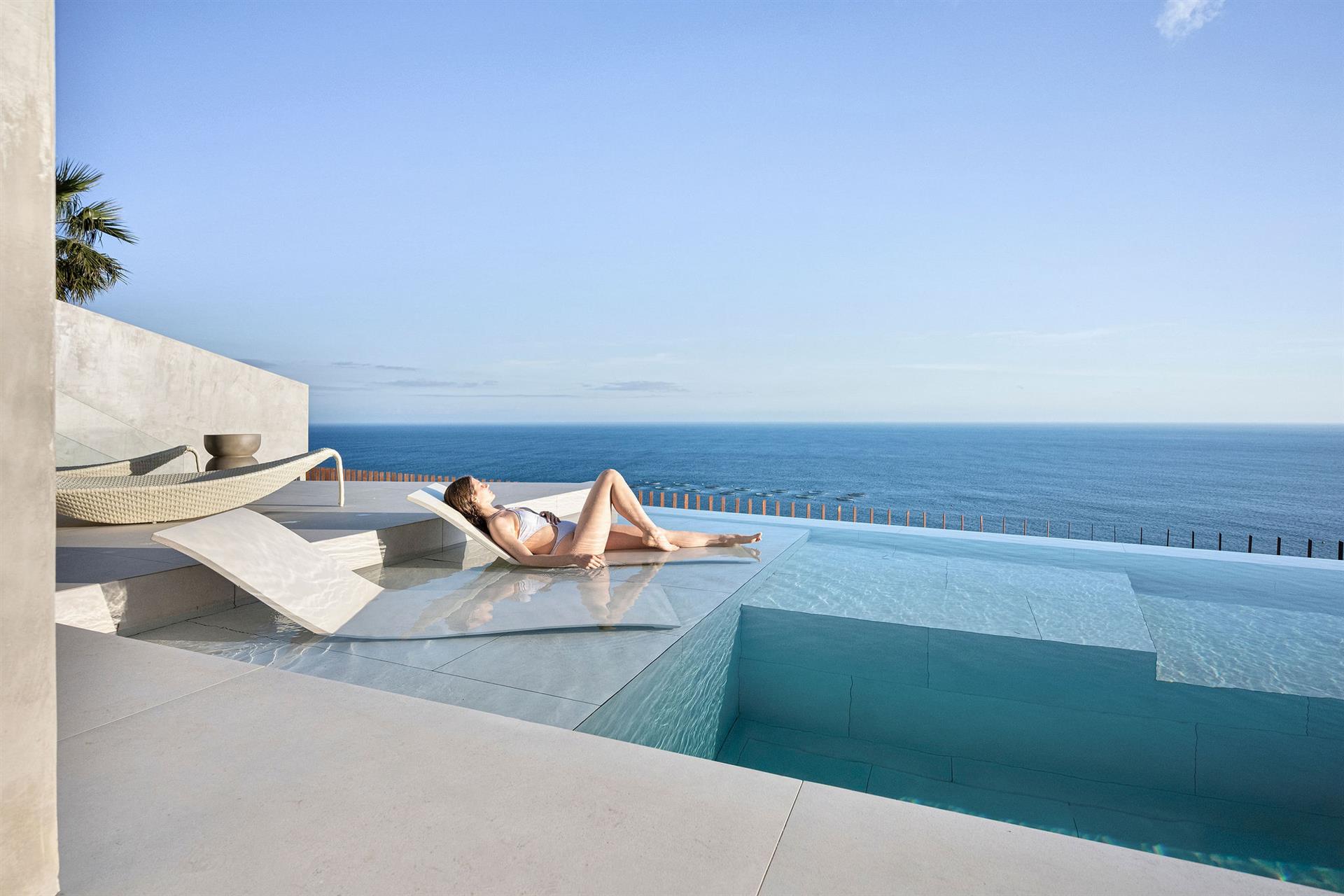 Aurora Iii – High-End 3-Bedroom Villa with Infinity Pool and Panoramic Views in Arco da Calheta!
