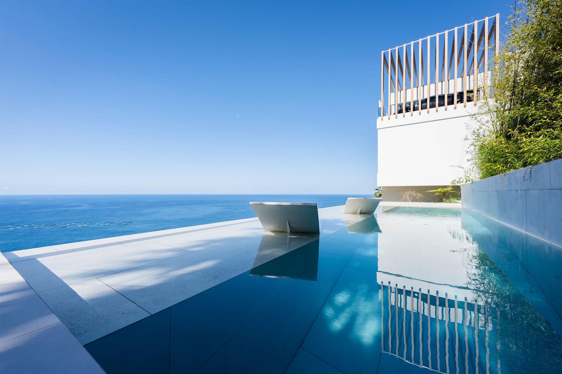 Aurora Iii – High-End 3-Bedroom Villa with Infinity Pool and Panoramic Views in Arco da Calheta!