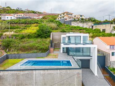 Luxury 3 bedroom villa with pool and an unobstructed sea view, located in Ribeira Brava!