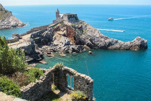 Join us! in Portovenere, a stone's throw from the sea