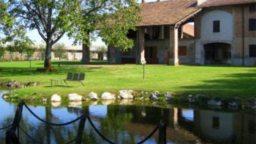 Прекрасна историческа селска къща с езерце