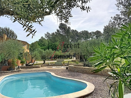 Villa in de natuur op de heuvels van Cuges-les-Pins.