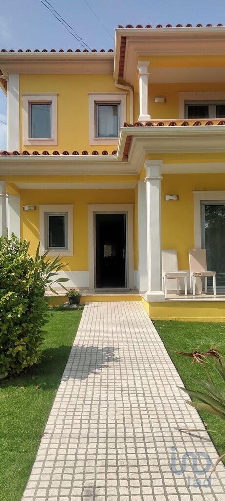 Home / Villa with 4 Rooms in Leiria with 361,00 m²