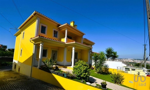 Home / Villa with 4 Rooms in Leiria with 361,00 m²