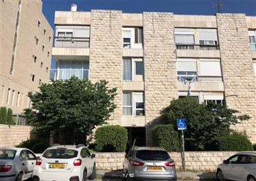 Rummelig, lys og stille lejlighed, 114 kvm, i Jerusalem 