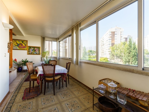 Appartement de 5 chambres avec des balcons et un dépôt, Miraflores, Lisbonne