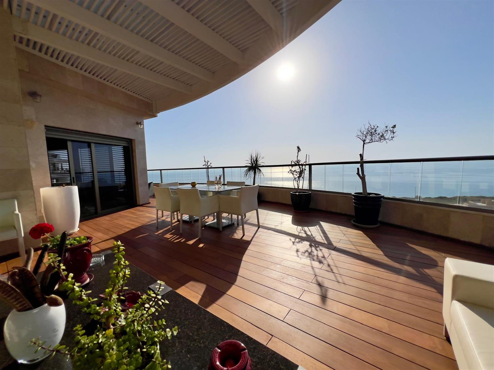 Seaside Penthouse In Netanya 