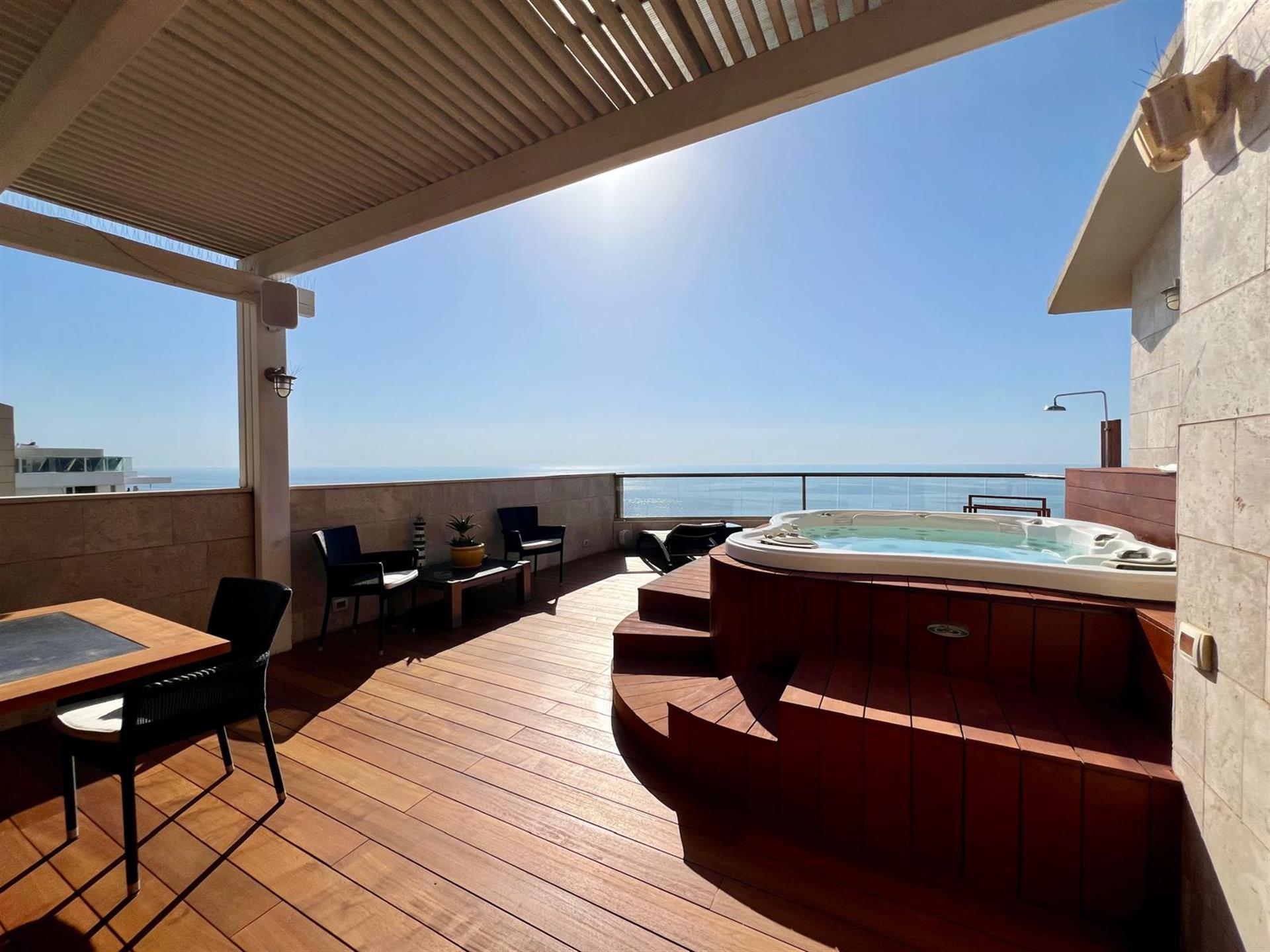 Seaside Penthouse In Netanya 