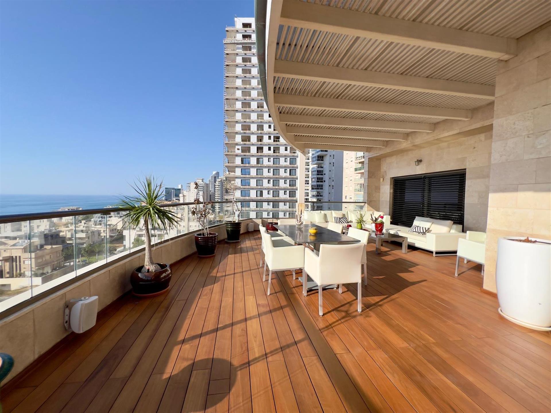 Seaside Penthouse In Netanya 