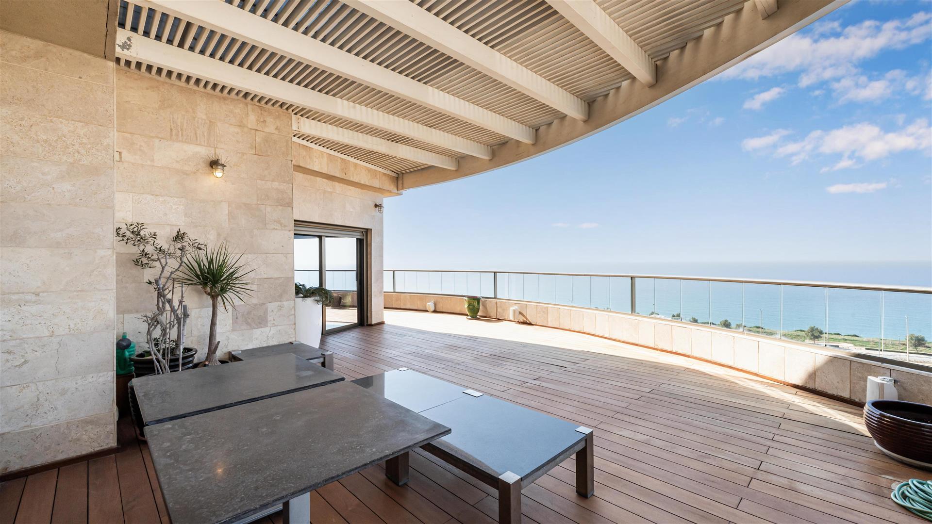 Seaside Penthouse In Netanya 
