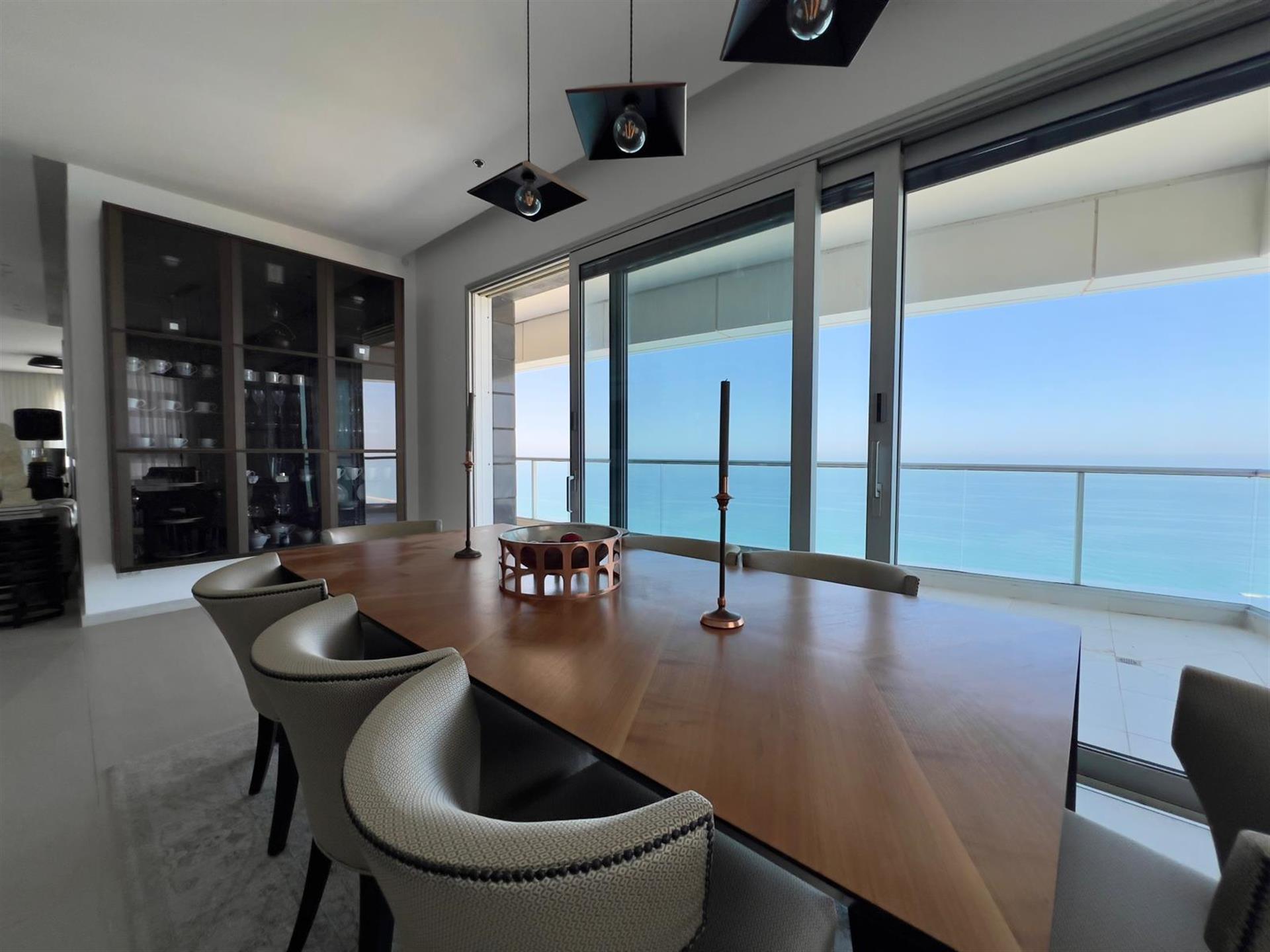 Penthouse vue mer avec terrace a vendre Netanya 