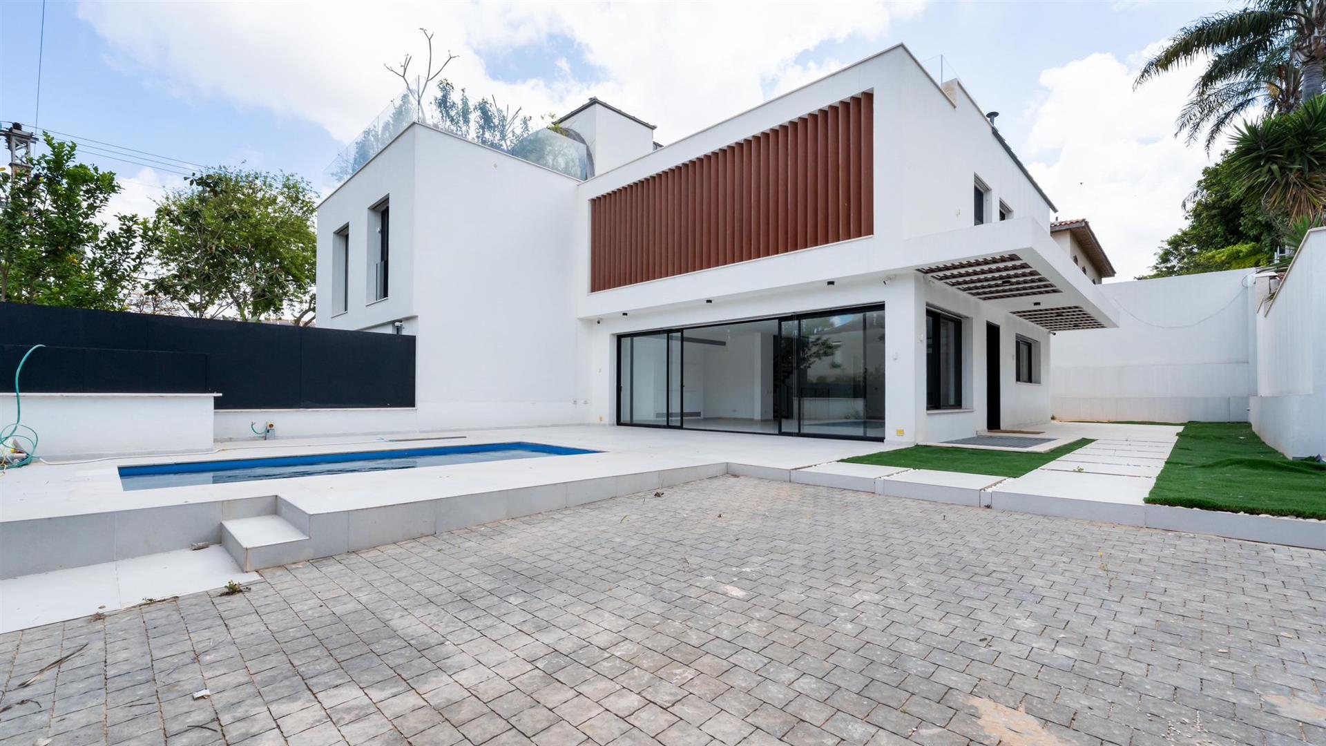New House For Sale In Herzliya-Pituach 