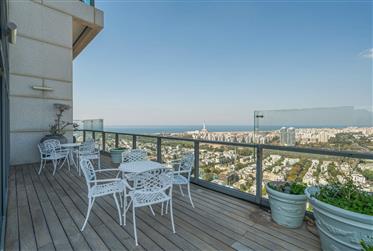 Luxury Apartment With Seaview Terrace And Amenities In A Tower In Tel-Aviv 