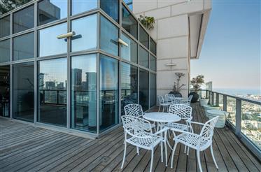 Luxury Apartment With Seaview Terrace And Amenities In A Tower In Tel-Aviv 