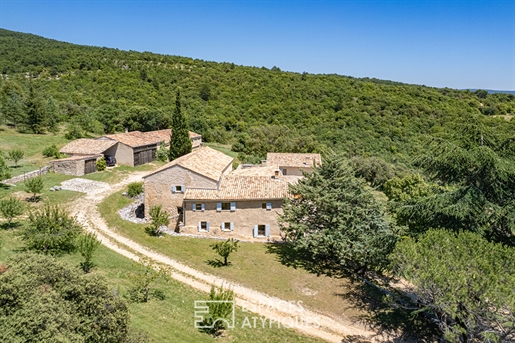 Flawless renovation for this hamlet with an exceptional view of the Luberon