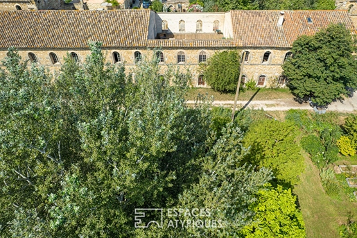 Mehrzweckraum in einer ehemaligen Fabrik am Ufer der Sorgue