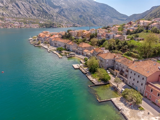 Maison en pierre à Prcanj sur la première ligne avec un ponton