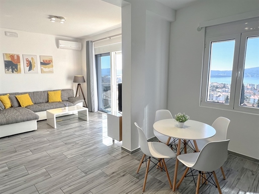 Appartement de deux chambres avec vue panoramique sur la mer dans un immeuble avec piscine et son ow